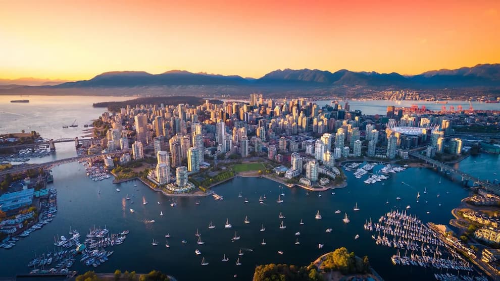 Vancouver au coucher du soleil, le port et les montagnes au loin