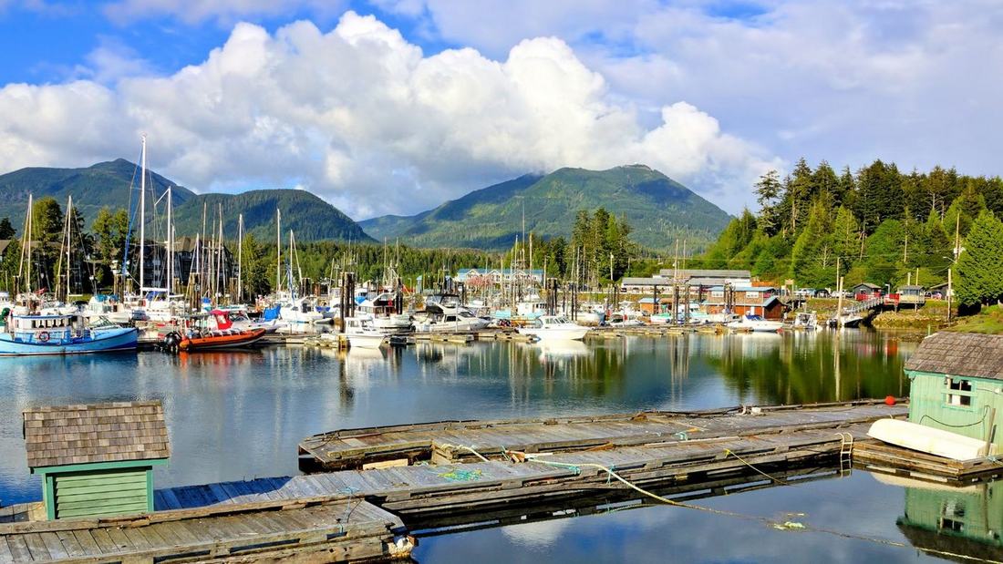 Le port d'Ucluelet, bateaux de pêche et voiliers entre le bras de mer et les montagnes boisées