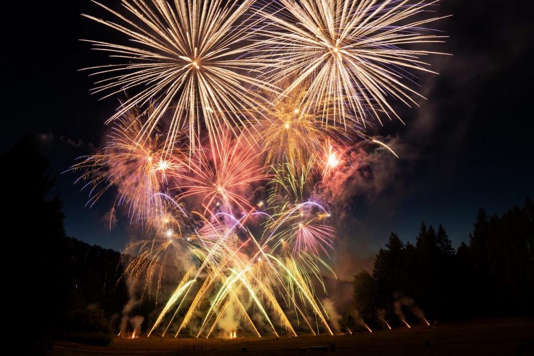 Feux d'artifice éclatant dans le ciel nocturne au-dessus des jardins Butchart