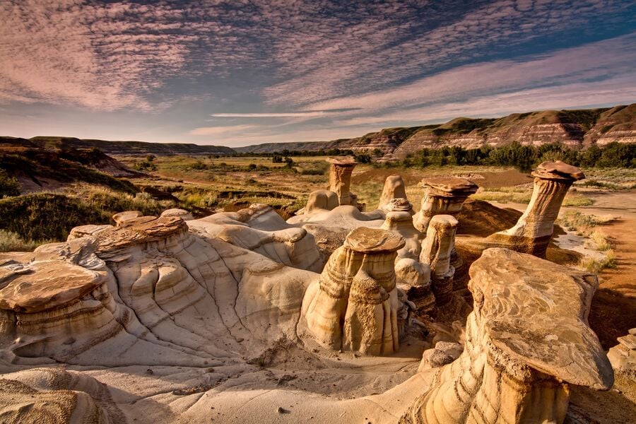 Les hoodoos de Drumheller, colonnes de pierre coiffées de roche dans les badlands