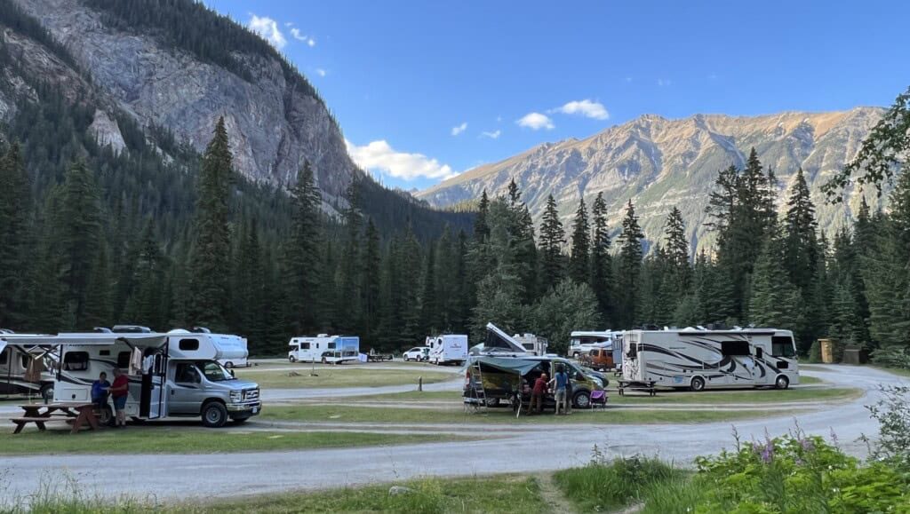 Le lac Emerald dans le parc Yoho, eau turquoise et reflets des montagnes