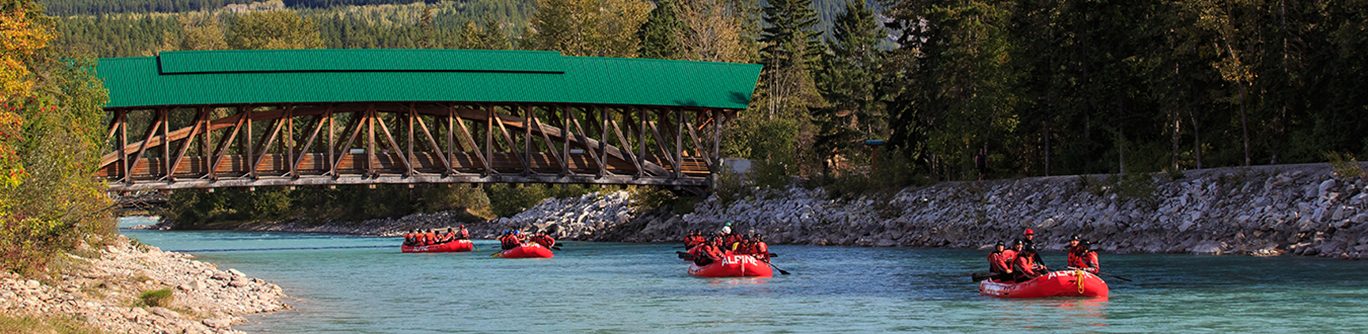 Le village de Whistler en été, au pied des montagnes