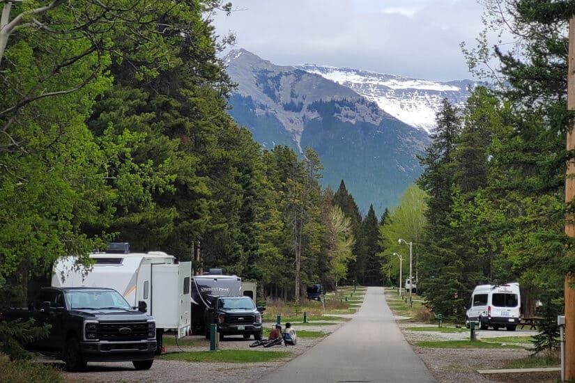 Le champ de glace Columbia et le glacier Athabasca entre les montagnes