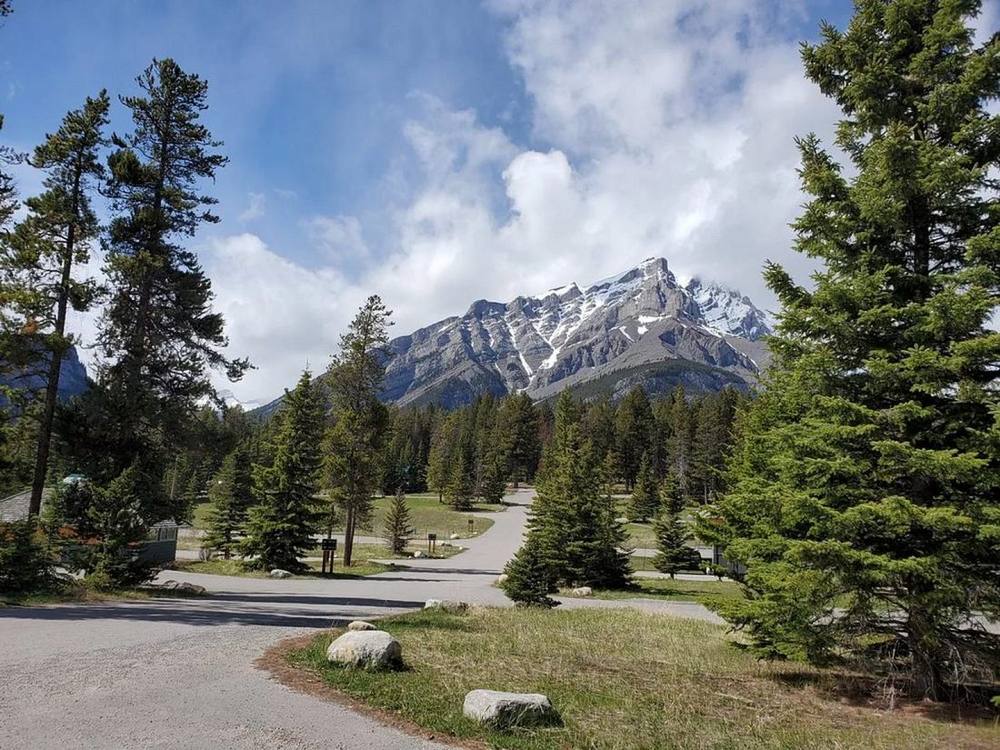 L'avenue Banff et le mont Cascade au bout de la rue