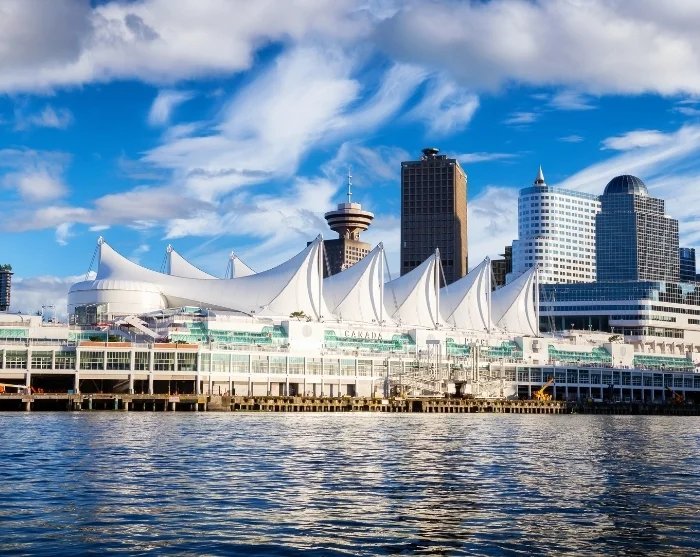 Canada Place et ses voiles blanches sur le port de Vancouver, devant la tour Harbour Centre