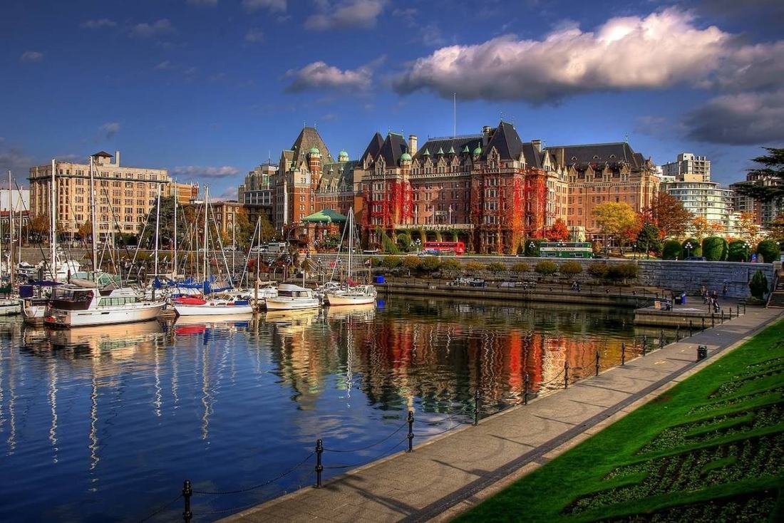 Le port intérieur de Victoria, les bateaux et la promenade devant l'hôtel Empress