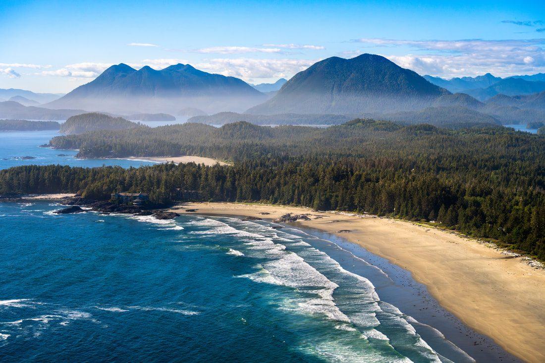 La côte du Pacifique près de Tofino : grande plage de sable, vagues et forêt
