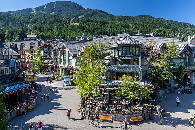 Le village de Whistler en été, au pied des montagnes