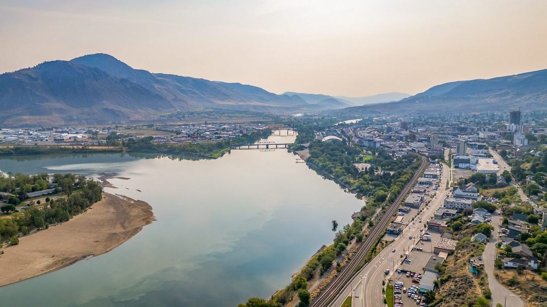 Kamloops vue d'en haut : le confluent des rivières Thompson, les ponts et les collines arides