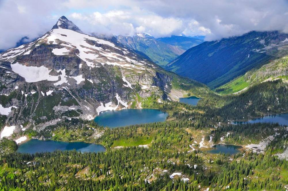Les montagnes du secteur de Revelstoke et du parc national des Glaciers, lacs alpins et sommets enneigés