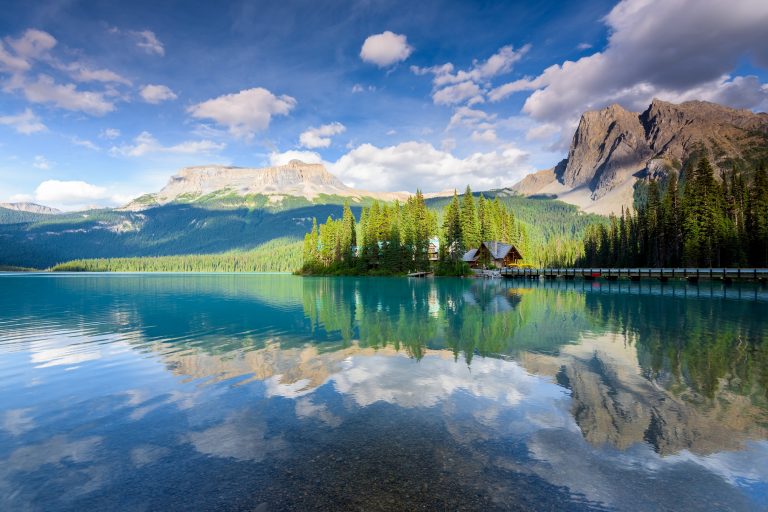 Le lac Emerald dans le parc Yoho, un canot sur l'eau turquoise, la forêt et les sommets