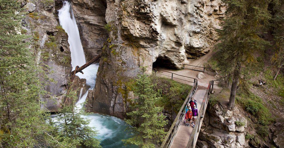 Les chutes Lower du canyon Johnston et leur passerelle ancrée au roc, dans le parc national de Banff