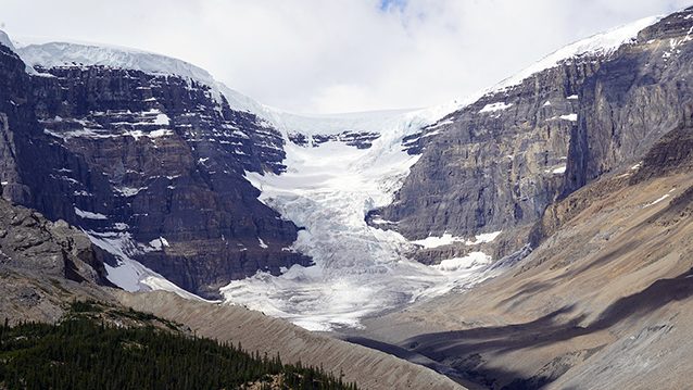 Le champ de glace Columbia et le glacier Athabasca entre les montagnes