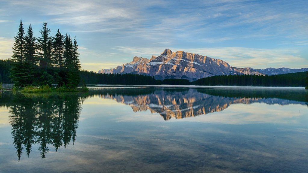 Le lac Two Jack et le mont Rundle reflété dans l'eau calme, dans le secteur du lac Minnewanka