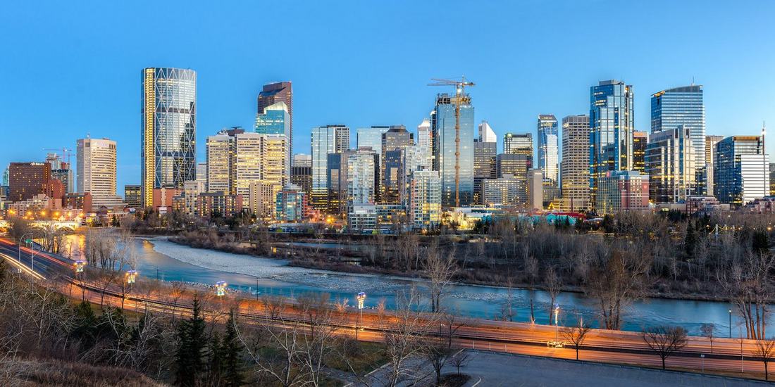 Le centre-ville de Calgary et la rivière Bow au crépuscule