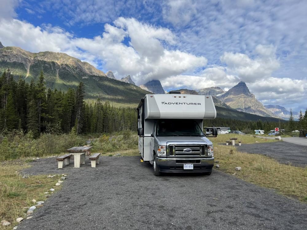 Un VR de location de classe C — le type des trois véhicules du voyage — stationné à son emplacement dans un camping des Rocheuses