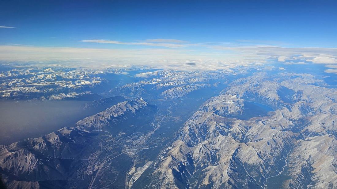 Les Rocheuses vues d'avion au départ de Calgary, avec la vallée de la Bow en contrebas